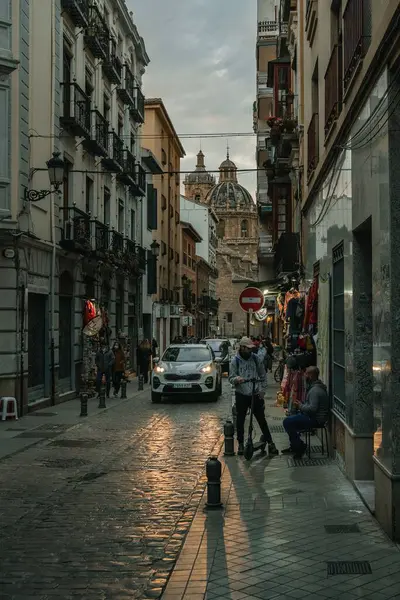 Plano Vertical Vida Urbana Con Gente Disfrutando Velada Granada España —  Fotos de Stock