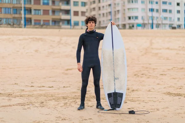Surfista Caucasiano Preparar Para Surfar Oceano — Fotografia de Stock