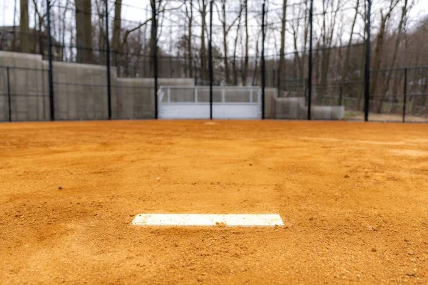 View Typical Nondescript High School Softball Clay Infield Looking Pitching — Stock Photo, Image