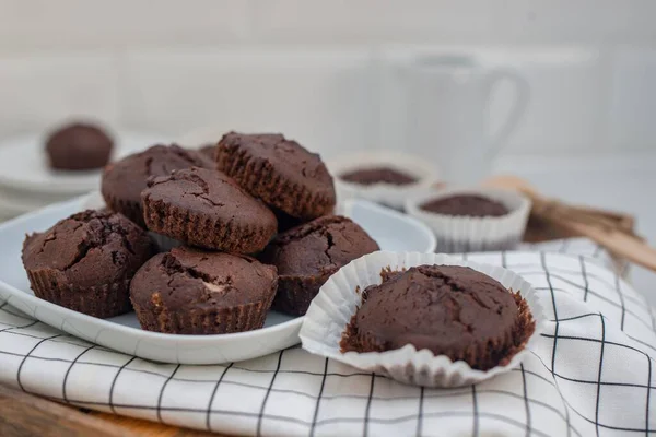 Eine Nahaufnahme Von Schokoladenmuffins Weißem Teller Und Auf Holzbrett Vor — Stockfoto