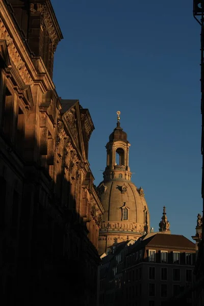 Вертикальний Знімок Фрауенкірче Синім Небом Задньому Плані Дрездені — стокове фото