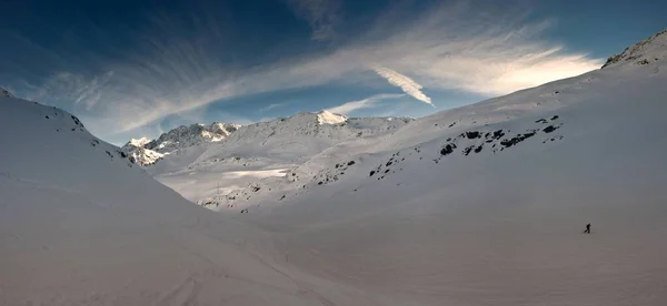 Lidská Silueta Lyžování Ledovcové Hoře Pod Modrou Zamračenou Oblohou — Stock fotografie