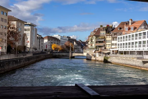 瑞士图恩市的一座横跨Aare河的桥和一座城市建筑 — 图库照片
