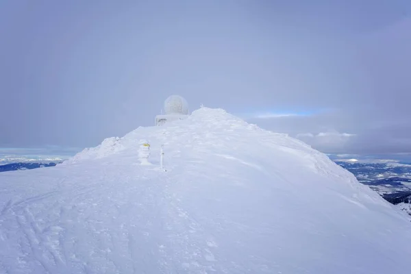Una Gran Montaña Cubierta Nieve Blanca Con Observatorio Cielo Nublado —  Fotos de Stock