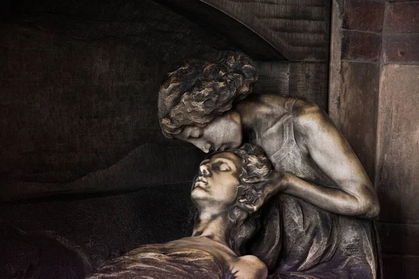 イタリアのミラノで宗教的な墓の彫刻のクローズアップショット — ストック写真