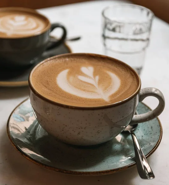 Egy Csésze Latte Közelsége Művészi Mintával Asztalon Egy Kávézóban — Stock Fotó