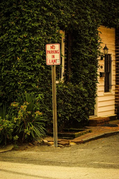 Знак Parking Lane Напротив Зелени Центре Города Саванна Джорджия — стоковое фото