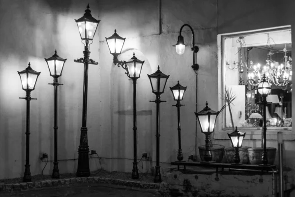 Grayscale Záběr Zahradních Lamp Displeji Osvětlovacím Obchodě — Stock fotografie