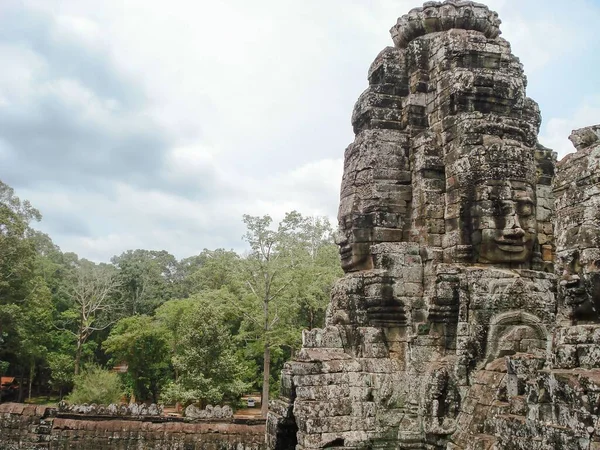 Obraz Kamenné Sochy Před Stromy Angkor Wat Kambodža — Stock fotografie