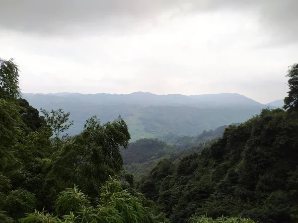 Вид Воздуха Пышную Зеленую Долину Окруженную Горами Облачным Небом — стоковое фото