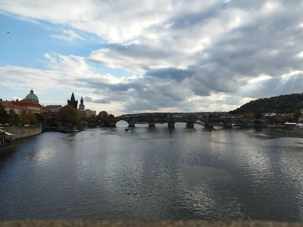 チェコ共和国の曇りの日にヴルタヴァ川のカレル橋の昼間の景色 — ストック写真