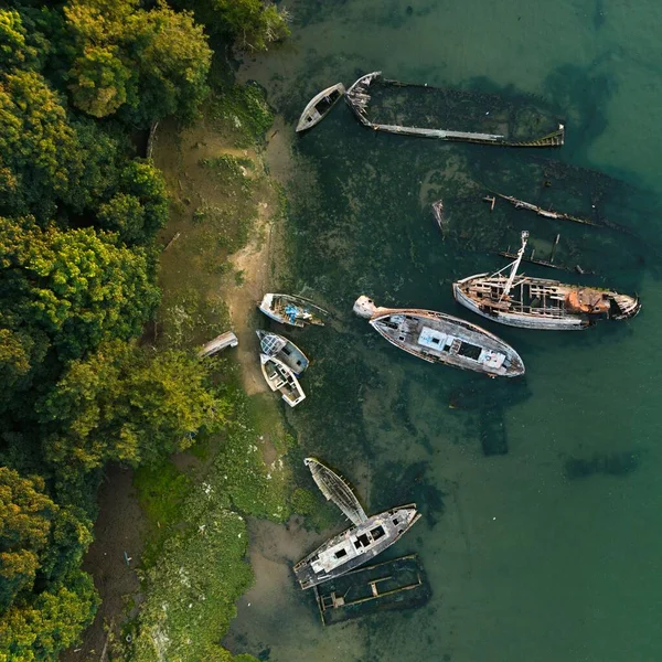 Uma Visão Aérea Drones Velhos Barcos Naufragados Costa Árvores Verdes — Fotografia de Stock
