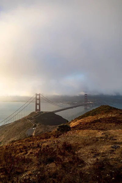 Pionowe Ujęcie Mostu Golden Gate Pod Zachmurzonym Niebem San Francisco — Zdjęcie stockowe