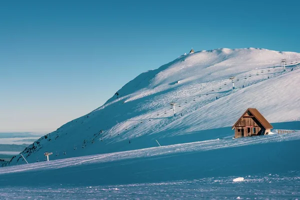 Ein Kleines Holzhaus Einem Schneebedeckten Hang — Stockfoto