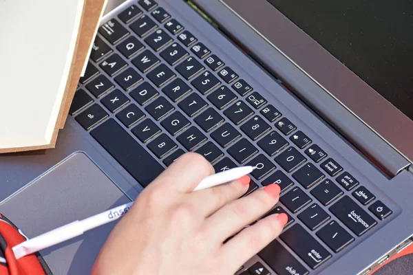 Close Das Mãos Uma Mulher Trabalhando Laptop Com Caneta Caderno — Fotografia de Stock