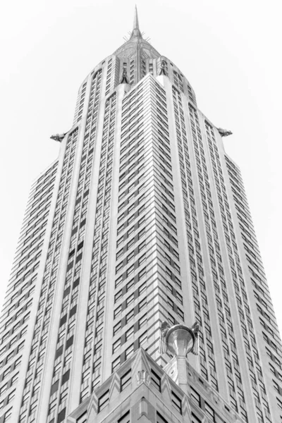Chrysler Binası Nın Dikey Düşük Açılı Bir Görüntüsü Siyah Beyaz — Stok fotoğraf