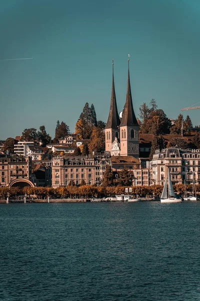 位于瑞士卢塞恩的圣莱奥德加教堂的垂直照片 背景为蓝天 — 图库照片