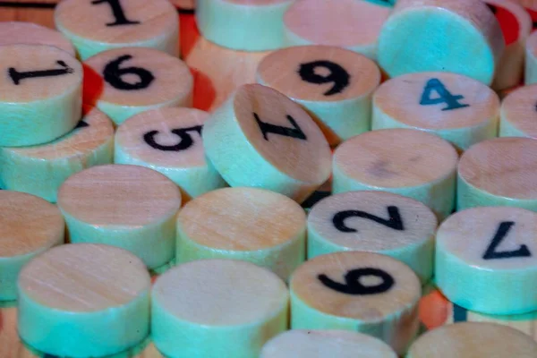 Ein Haufen Hölzerner Runder Spielsteine Mit Zahlen — Stockfoto