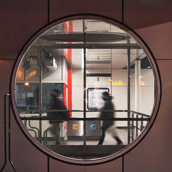 一张显示维也纳地铁站内部的圆形窗户的特写照片 — 图库照片