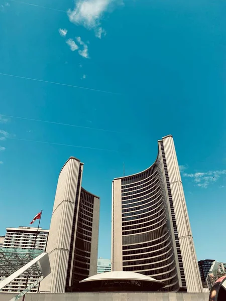 Alacsony Látószögű Kilátás Egy Gyönyörű Torontói Toronyházra — Stock Fotó
