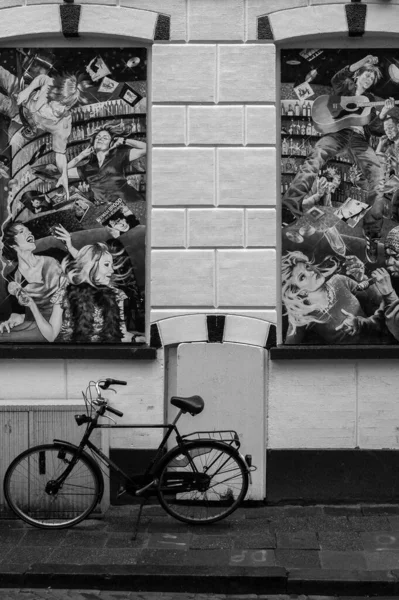 Uma Escala Cinza Uma Bicicleta Estacionada Frente Edifício — Fotografia de Stock