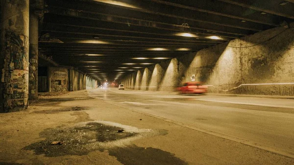 有车的又旧又脏的隧道 — 图库照片