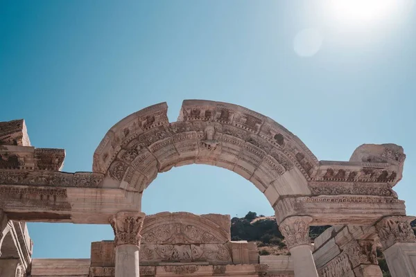 Låg Vinkel Skott Forntida Byggnad Efesos Antika Stad Izmir Turkiet — Stockfoto