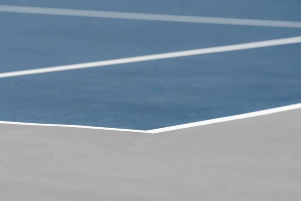 Incredibile Nuovo Campo Tennis Blu Con Linee Bianche Grigio Fuori — Foto Stock