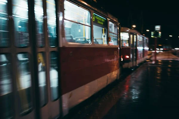 Проезжающие Трамваи Вечером — стоковое фото