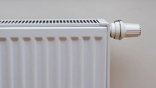 Белый Современный Радиатор Термостатом — стоковое фото