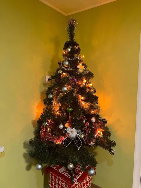 Ένα Κάθετο Πλάνο Ενός Όμορφα Διακοσμημένου Χριστουγεννιάτικου Δέντρου Στη Γωνία — Φωτογραφία Αρχείου