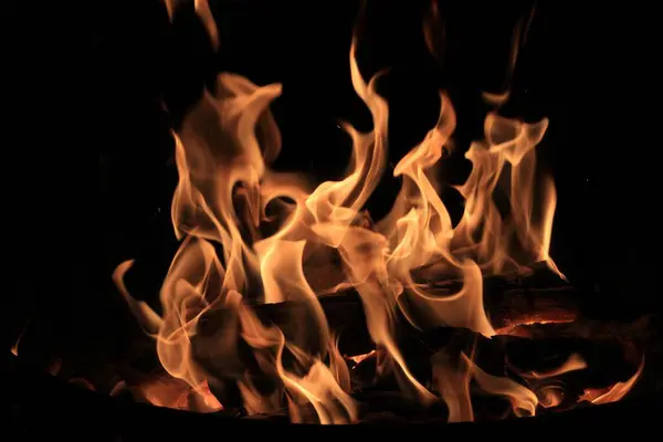 Ένα Κοντινό Πλάνο Της Θέρμανσης Του Ξύλου Φωτιά Μαύρο Φόντο — Φωτογραφία Αρχείου