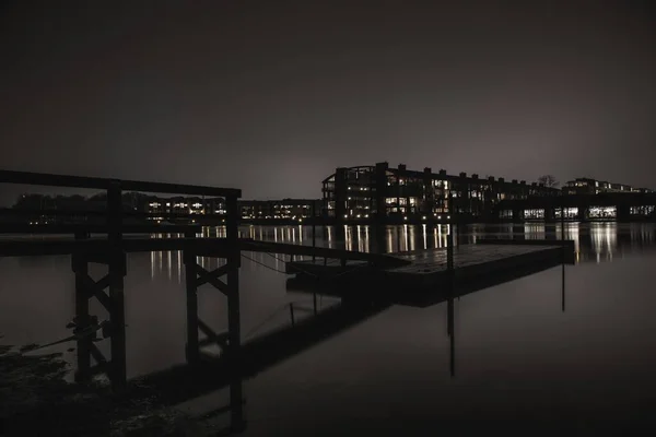 Pont Sur Eau Avec Des Bâtiments Arrière Plan Nuit — Photo