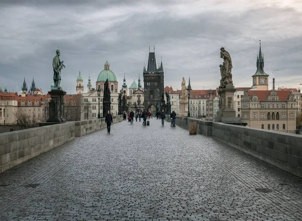 Eine Schöne Aufnahme Der Straßen Von Prag Unter Den Wolken — Stockfoto