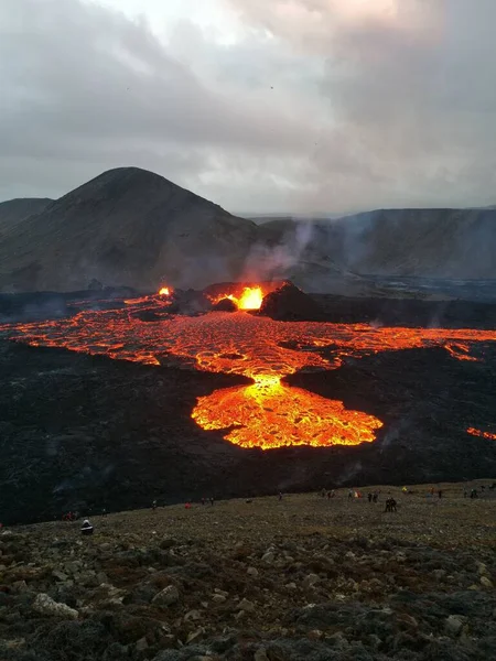 熔岩从火山口向空中倾泻的火山 — 图库照片