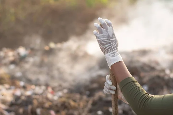 Mulher Africana Usando Luvas Local Lixo Para Limpar — Fotografia de Stock