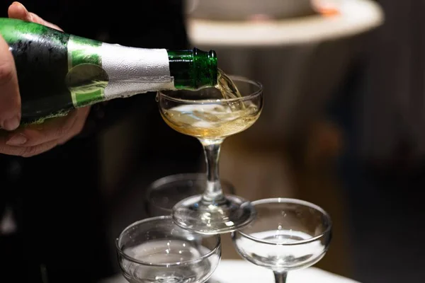 Gros Plan Homme Versant Champagne Dans Des Verres Empilés Les — Photo