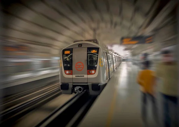 Dlouhá Expozice Záběr Moderní Vlak Přijíždějící Nádraží Delhi Metro Indie — Stock fotografie