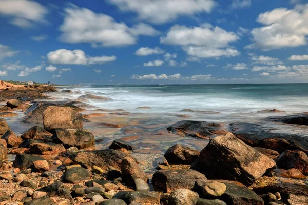 Una Splendida Vista Delle Onde Oceaniche Nella Spiaggia Rocciosa — Foto Stock