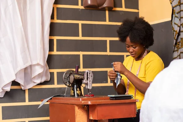 Female African Tailor Sewing Her Machine — Stock Photo, Image