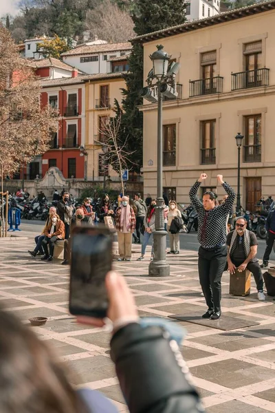 Вертикальный Снимок Людей Наслаждающихся Уличным Танцем Гранаде Испания — стоковое фото