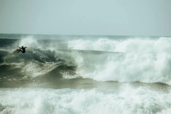 Uma Pessoa Surfando Grandes Ondas Belo Mar — Fotografia de Stock