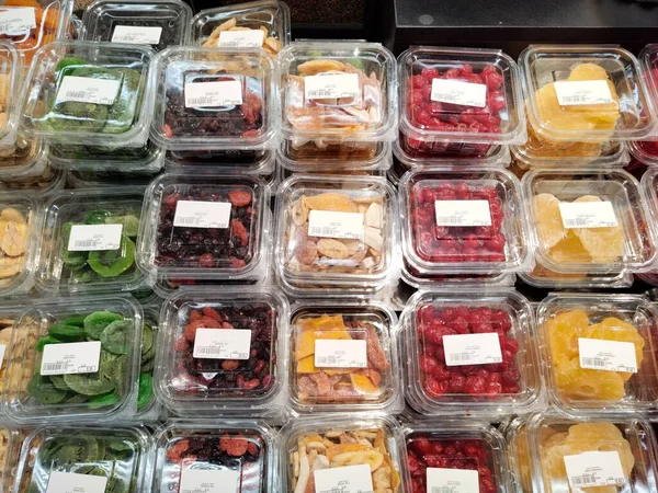 乾燥果物やナッツのトップビューのクローズアップショット プラスチック製の箱にパッケージ化 — ストック写真