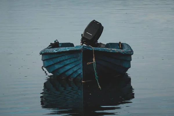 近くの湖に古いダークブルーのモーターボート — ストック写真