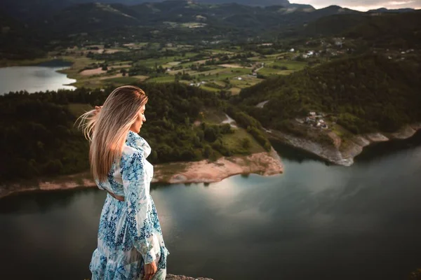 Una Modelo Femenina Caucásica Las Montañas Disfrutando Vista — Foto de Stock
