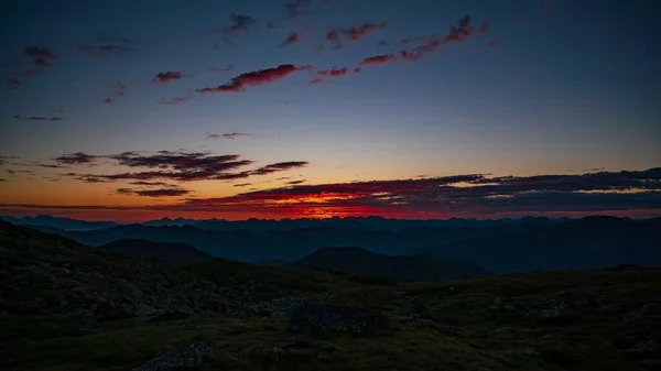Ett Vackert Landskap Klippiga Berg Skuggan Solnedgången — Stockfoto