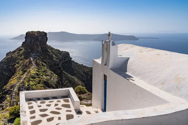 Tradycyjny Biały Grecki Kościół Niesamowitym Widokiem Skałę Sakros Santorini Grecja — Zdjęcie stockowe