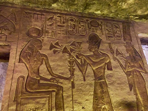 エジプトのアブシンベルにあるラムセスの神殿では 象形文字と古代の遺物が展示されています — ストック写真