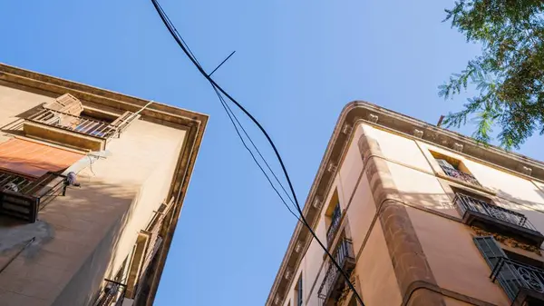 Ein Niedriger Winkel Der Dachecken Alter Gebäude Vor Blauem Himmel — Stockfoto