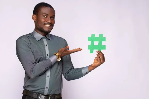 Africký Podnikatel Držící Symbol Hash Tag — Stock fotografie